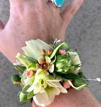 Load image into Gallery viewer, 10/18 Homecoming PreOrder: Floral Bracelet
