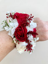 Load image into Gallery viewer, 10/18 Homecoming PreOrder: Floral Bracelet
